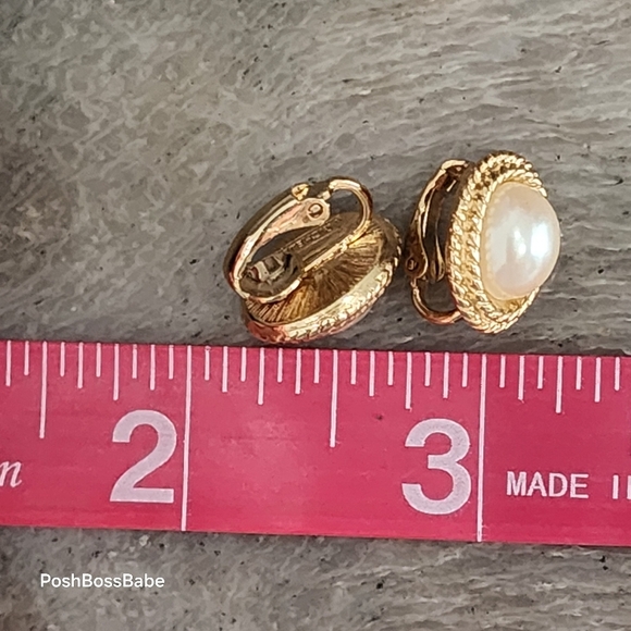 Richelieu Signed Hallmarked Vintage Ornate Gold Tone Faux Pearl Stud Earrings - Picture 7 of 7